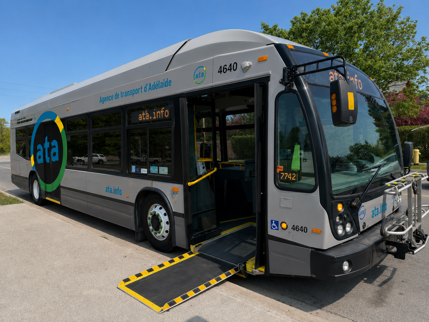 Rampe d'accès déployée d'un autobus de l'ATA