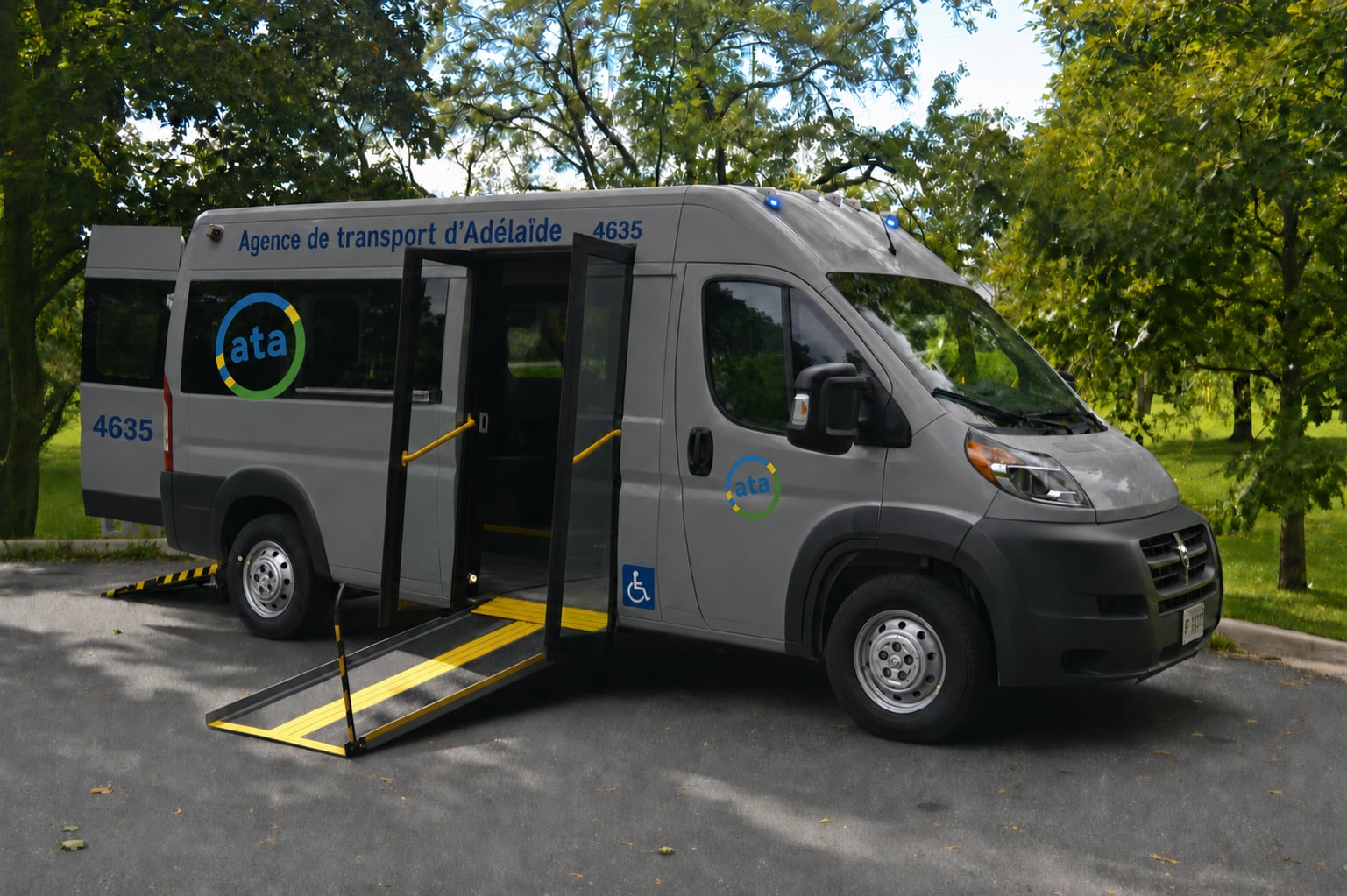 Un minibus du transport adapté d'ATA
